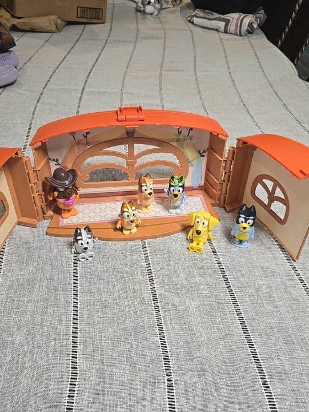 Bluey School Friends  Calypso's School Playset, 2.5-3" Posable Whit 7 Figures - Picture 11 of 13